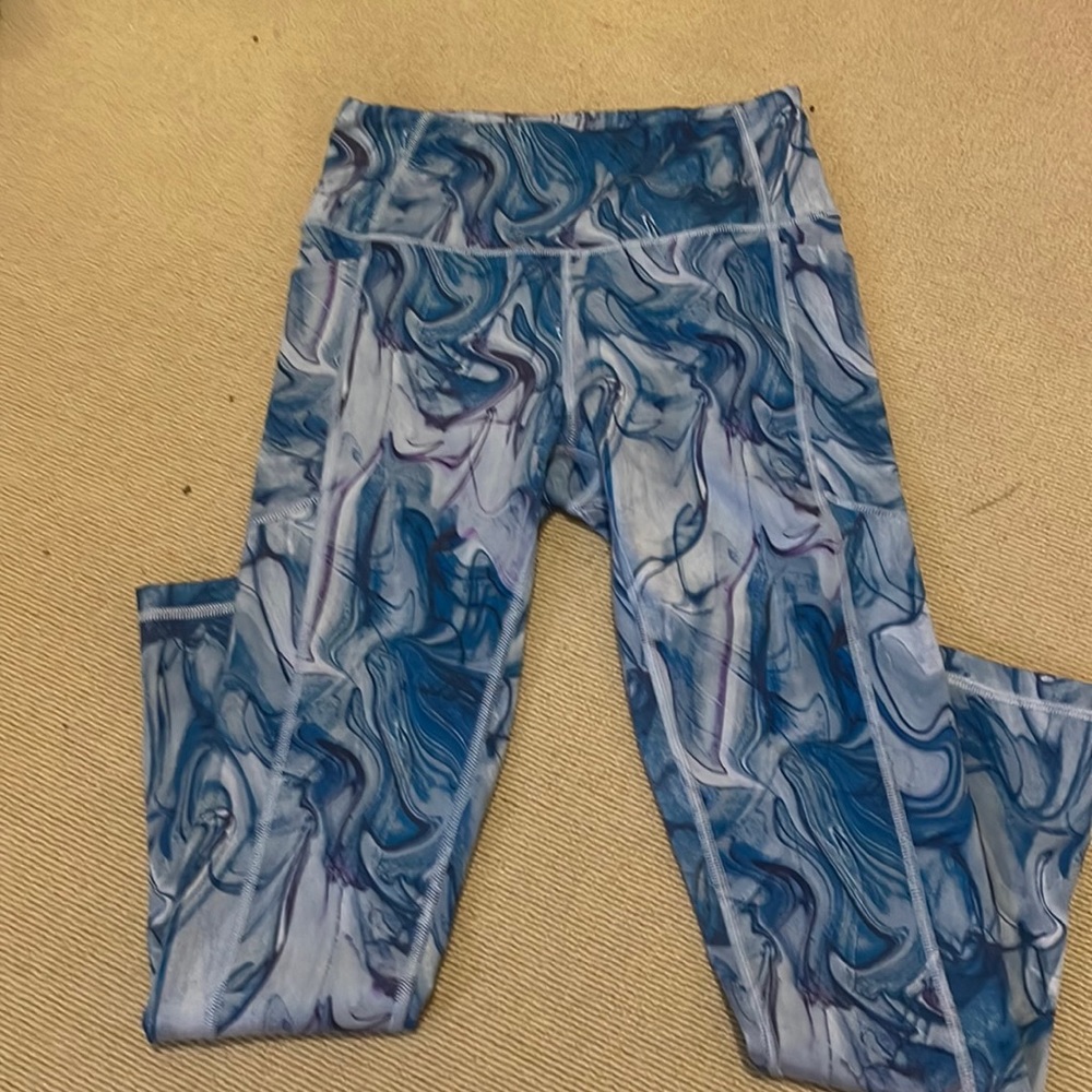 Victoria secret on point flow leggings with side pockets. size 4. Barely worn.